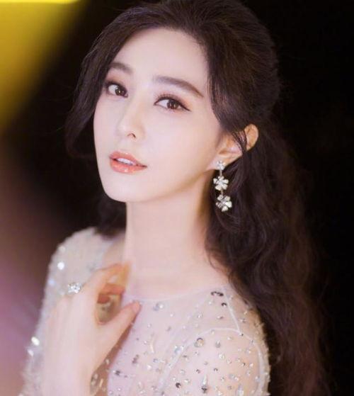 明星携手照片真实,光影见证友谊时刻